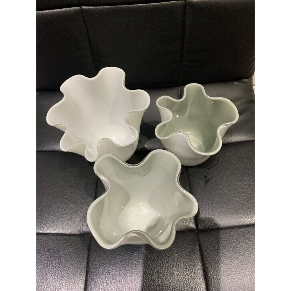 set of 3 VTG handmade Leonard Murano White Art Glass Handkerchief Vase ruffle